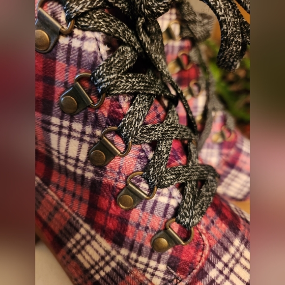 Red Plaid boots - Picture 6 of 8